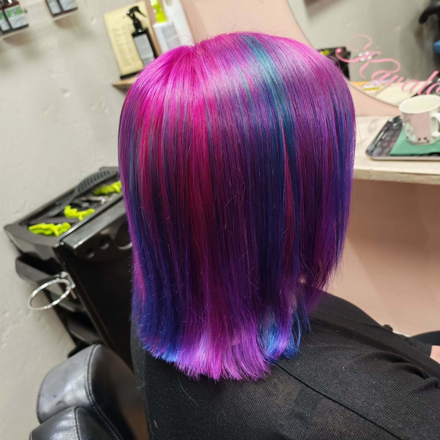 Rohkea bob-leikkaus värjättynä