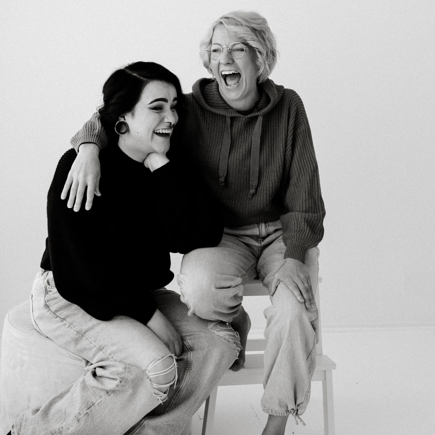 Noora ja Veronica mustavalkokuvassa