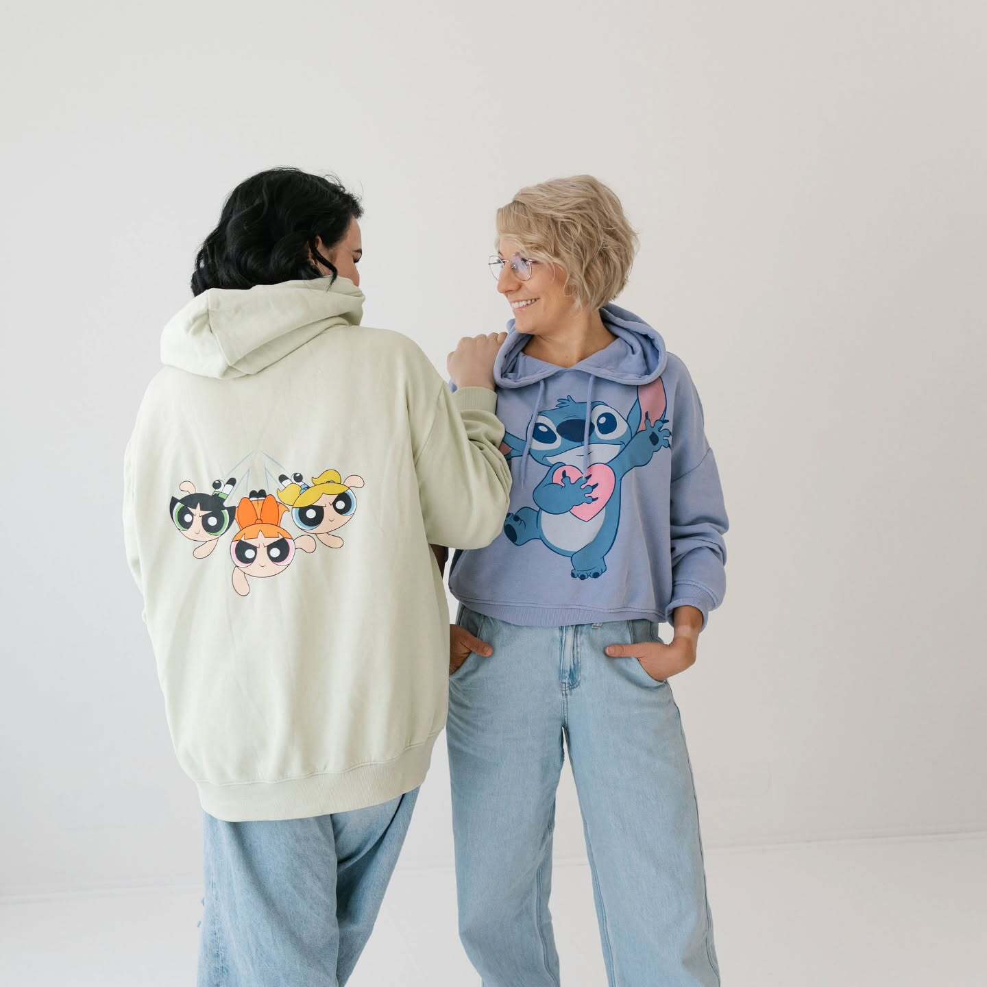 Noora ja Veronica Kavalon kiharan kampaamossa